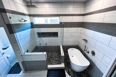フェニックスにあるラグジュアリーな広いおしゃれなマスターバスルーム (置き型浴槽、コーナー設置型シャワー、一体型トイレ	、白いタイル、セラミックタイル、白い壁、玉石タイル、オープンシャワー、トイレ室) の写真