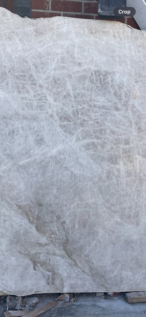 Taj Mahal quartzite: damaged cracks or normal fissures?