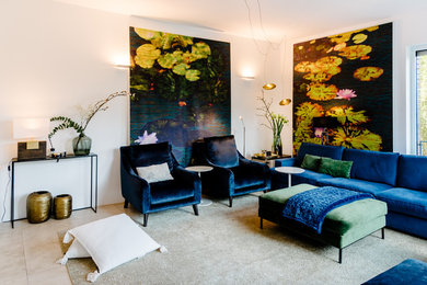 Modernes Wohnzimmer im Loft-Stil mit weißer Wandfarbe und TV-Wand in Berlin
