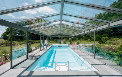 Jederzeit schwimmen – ein gläsernes Poolhaus macht es möglich