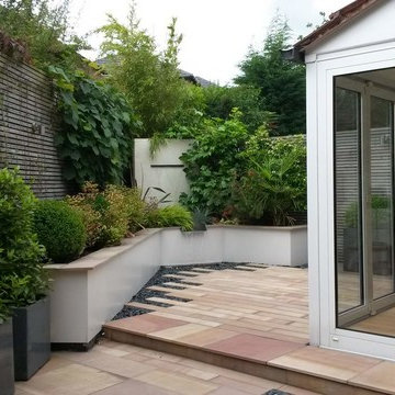 Contemporary courtyard triangular shaped garden