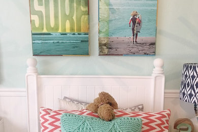 Bedroom - mid-sized coastal bedroom idea in San Diego