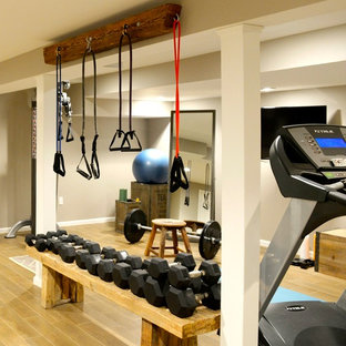 ニューヨークのインダストリアルスタイルのおしゃれなホームジムの写真