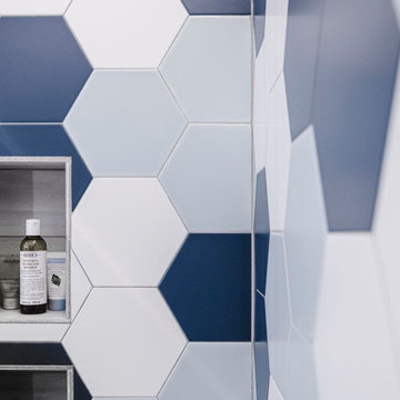 Bagno privato con esagone blu