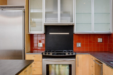 Minimalist kitchen photo in Seattle