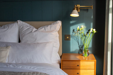 Foto de dormitorio principal clásico renovado de tamaño medio con paredes azules, moqueta y suelo beige