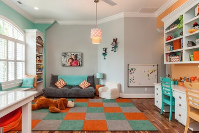 Diseño de sala de estar con biblioteca abierta minimalista grande sin televisor con paredes grises, suelo de madera pintada y suelo marrón