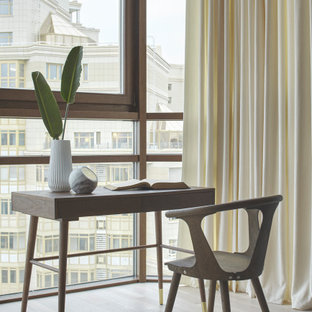 Idee per una camera matrimoniale contemporanea con pareti bianche, parquet chiaro, pavimento beige, soffitto a cassettoni e carta da parati