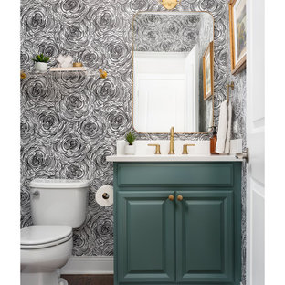 Foto di un bagno di servizio tradizionale di medie dimensioni con pareti multicolore, carta da parati, ante con bugna sagomata, ante verdi, WC a due pezzi, lavabo sottopiano, top in quarzo composito, top bianco e mobile bagno incassato