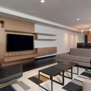 Ejemplo de sótano con puerta minimalista, grande, con paredes grises y suelo de bambú