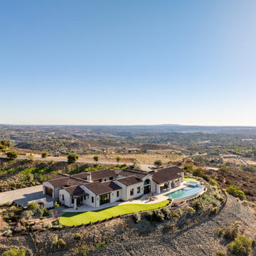 Seamless Indoor-Outdoor Living: A Home Designed for Entertaining and Privacy