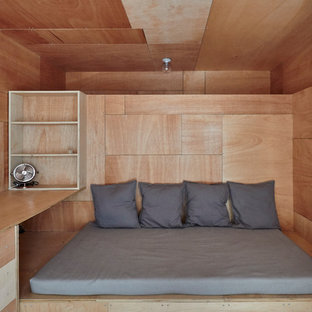 Idéer för ett litet modernt hemmastudio, med beige väggar, plywoodgolv, ett inbyggt skrivbord och beiget golv