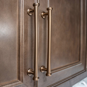 Maple Stained Shaker Kitchen Cabinets with Peninsula Bar