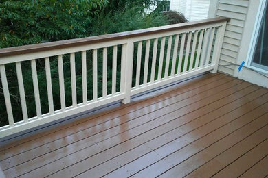 Cottage deck photo in Detroit