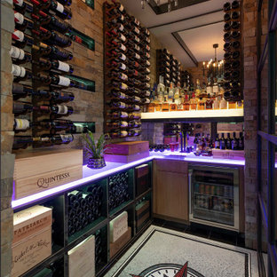Idee per una cantina design di medie dimensioni con pavimento in gres porcellanato, rastrelliere portabottiglie e pavimento grigio