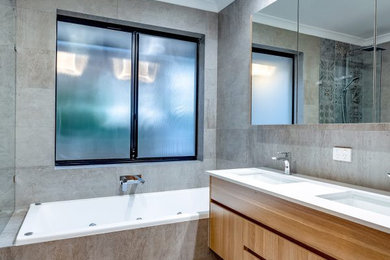 パースにあるコンテンポラリースタイルのおしゃれな浴室の写真