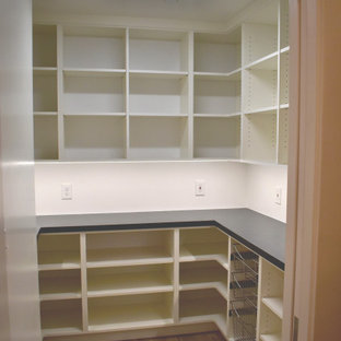 Modern inredning av ett stort svart svart kök, med öppna hyllor, vita skåp, klinkergolv i keramik, brunt golv och bänkskiva i kvarts