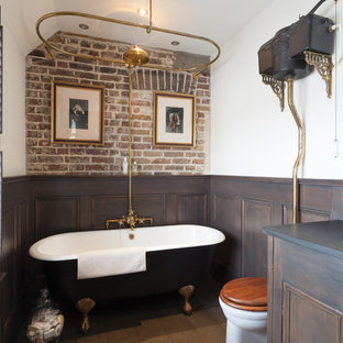 Ispirazione per una stanza da bagno padronale vittoriana con ante con riquadro incassato, ante in legno bruno, vasca con piedi a zampa di leone, vasca/doccia, WC a due pezzi, pareti bianche, pavimento in legno massello medio, lavabo da incasso, top in legno, pavimento marrone e doccia aperta