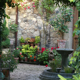 サンフランシスコの中サイズの地中海スタイルのおしゃれな中庭のテラス (天然石敷き、パーゴラ) の写真