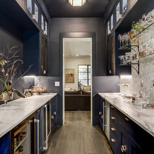 アトランタのシャビーシック調のおしゃれなホームバーの写真