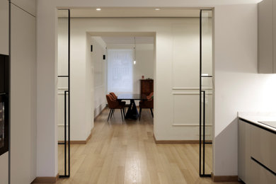Idee per un ingresso o corridoio minimal di medie dimensioni con pareti bianche, parquet chiaro, pavimento beige, soffitto ribassato e boiserie