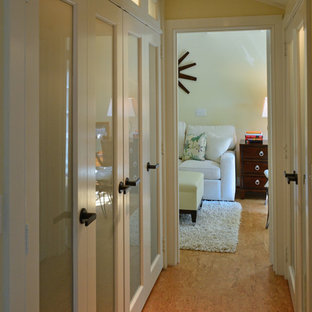 Klassisk inredning av en mellanstor hall, med beige väggar och korkgolv