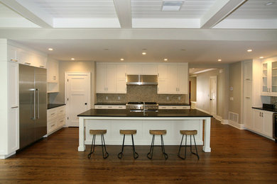 Kitchen - traditional kitchen idea in Tampa