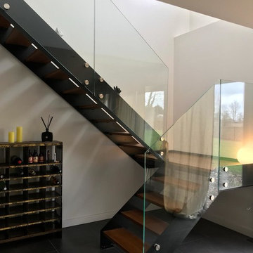 Escalier moderne en acier laqué, verre trempé , marches cognac