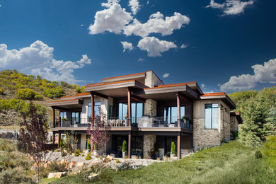Example of a mountain style exterior home design in Salt Lake City