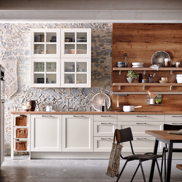 Landhaus-Küche in Holz und Stein