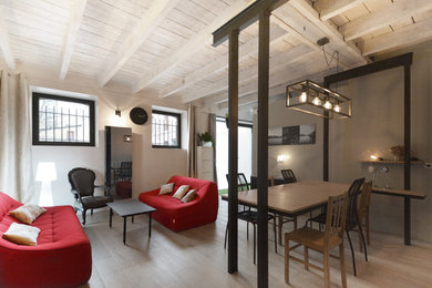 Réalisation d'une salle de séjour urbaine avec parquet clair.