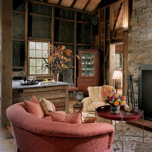 フィラデルフィアのトラディショナルスタイルのおしゃれな着席型バー (アンダーカウンターシンク、シェーカースタイル扉のキャビネット、ライムストーンカウンター、無垢フローリング) の写真