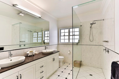 ブリスベンにあるトラディショナルスタイルのおしゃれな浴室の写真