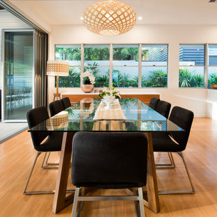 ブリスベンのコンテンポラリースタイルのLDKの画像 (淡色無垢フローリング)