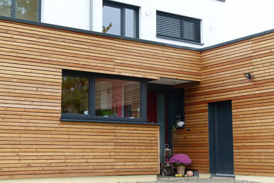Großes, Zweistöckiges Modernes Haus mit weißer Fassadenfarbe und Flachdach in Sonstige