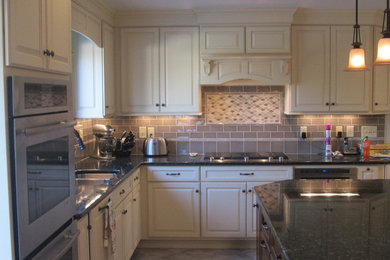 Kitchen - kitchen idea in Bridgeport