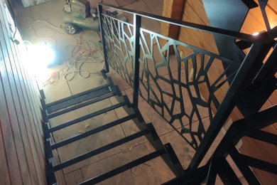 Diseño de escalera en U urbana de tamaño medio con barandilla de metal y madera