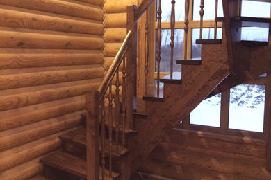 Идея дизайна: п-образная деревянная лестница среднего размера в скандинавском стиле с деревянными ступенями и деревянными перилами