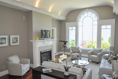 Transitional living room photo in Toronto