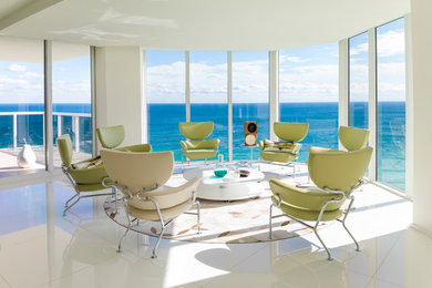 Inspiration for a mid-sized modern home design remodel in Miami