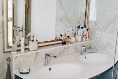 Inspiration pour une petite salle d'eau blanche et bois minimaliste avec un mur blanc, parquet clair, une grande vasque, un plan de toilette en surface solide, un sol marron, du carrelage bicolore et meuble double vasque.