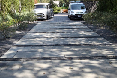 Photo of a large modern front yard stone driveway in San Francisco.