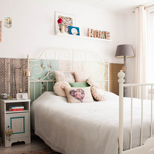 Esempio di una camera da letto stile shabby con pareti multicolore