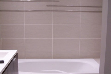 Diseño de cuarto de baño actual con ducha empotrada y baldosas y/o azulejos de porcelana