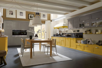 Cucina Le Stanze di Ann laccata giallo sole e grigio ghiaccio