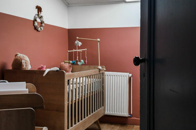 Aménagement d'une chambre d'enfant classique de taille moyenne.