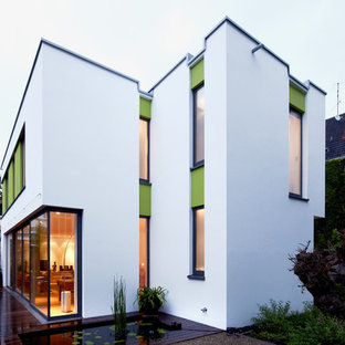 Großes, Zweistöckiges, Weißes Modernes Einfamilienhaus mit Putzfassade und Flachdach in Köln