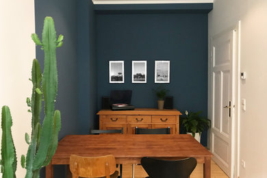 ハノーファーにあるコンテンポラリースタイルのおしゃれなダイニング (青い壁、淡色無垢フローリング) の写真