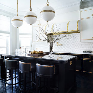 Неиссякаемый источник вдохновения для домашнего уюта: кухня в классическом стиле с белыми фасадами, белым фартуком и черным полом