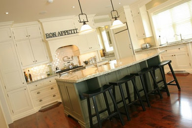 Kitchen photo in Toronto